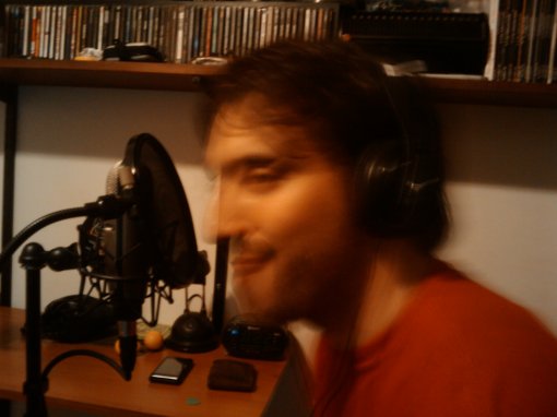 Aquí estoy yo, poniendo cara de ganso, en una grabación en la casa del Juan Franco.